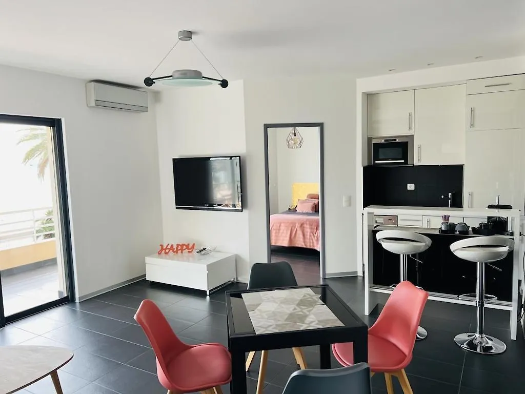 T2 Front De Mer 2Pers 1 Minute De La Plaget2 De 44 M2 Plus Terrasse 16M2 , Vue Mer Panoramique Et En Face De La Plage Cet Appartement Refait A Neuf Beneficie D'Un Confort Et D Un Equipement Optima Cet Appartement Est Ideal Pour 2 Personnes Avec Sa Ch Le Lavandou
