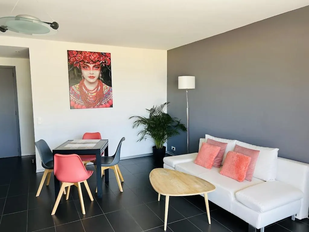 T2 Front De Mer 2Pers 1 Minute De La Plaget2 De 44 M2 Plus Terrasse 16M2 , Vue Mer Panoramique Et En Face De La Plage Cet Appartement Refait A Neuf Beneficie D'Un Confort Et D Un Equipement Optima Cet Appartement Est Ideal Pour 2 Personnes Avec Sa Ch Le Lavandou