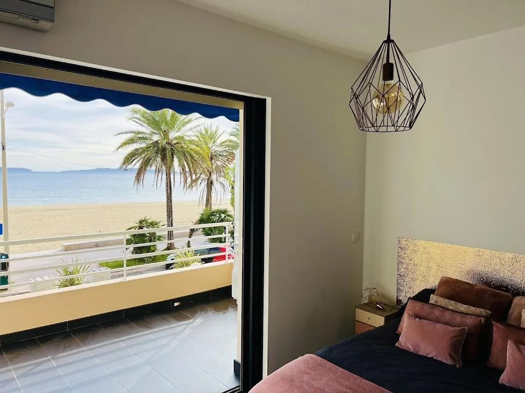 T2 Front De Mer 2Pers 1 Minute De La Plaget2 De 44 M2 Plus Terrasse 16M2 , Vue Mer Panoramique Et En Face De La Plage Cet Appartement Refait A Neuf Beneficie D'Un Confort Et D Un Equipement Optima Cet Appartement Est Ideal Pour 2 Personnes Avec Sa Ch Le Lavandou France