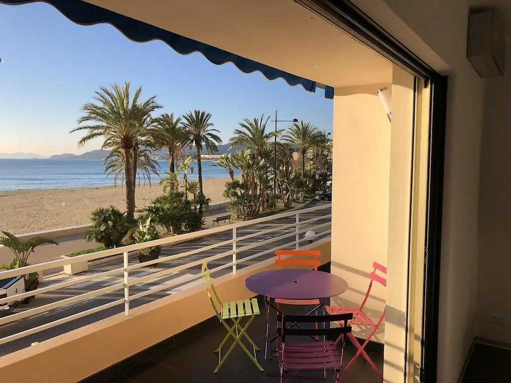 T2 Front De Mer 2Pers 1 Minute De La Plaget2 De 44 M2 Plus Terrasse 16M2 , Vue Mer Panoramique Et En Face De La Plage Cet Appartement Refait A Neuf Beneficie D'Un Confort Et D Un Equipement Optima Cet Appartement Est Ideal Pour 2 Personnes Avec Sa Ch Le Lavandou