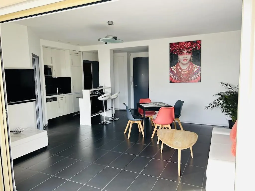 T2 Front De Mer 2Pers 1 Minute De La Plaget2 De 44 M2 Plus Terrasse 16M2 , Vue Mer Panoramique Et En Face De La Plage Cet Appartement Refait A Neuf Beneficie D'Un Confort Et D Un Equipement Optima Cet Appartement Est Ideal Pour 2 Personnes Avec Sa Ch Le Lavandou
