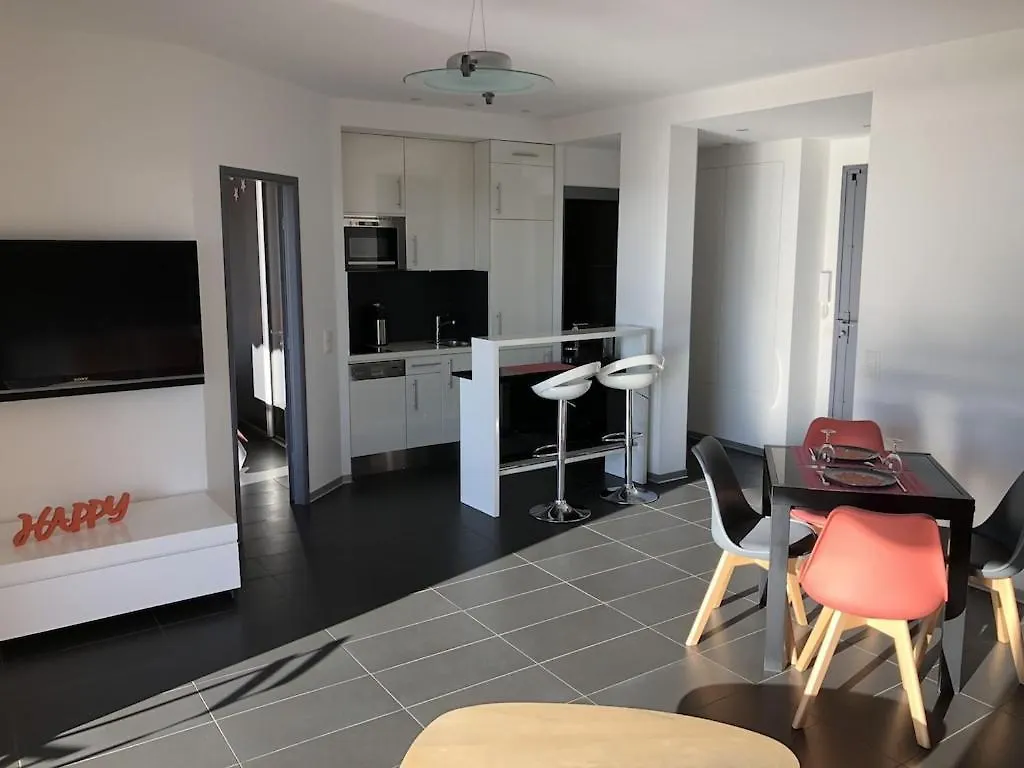 T2 Front De Mer 2Pers 1 Minute De La Plaget2 De 44 M2 Plus Terrasse 16M2 , Vue Mer Panoramique Et En Face De La Plage Cet Appartement Refait A Neuf Beneficie D'Un Confort Et D Un Equipement Optima Cet Appartement Est Ideal Pour 2 Personnes Avec Sa Ch Le Lavandou